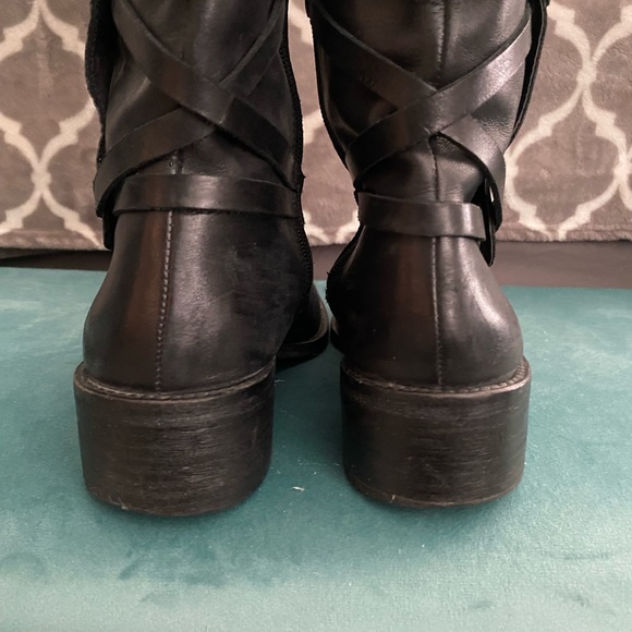BCBG BLACK LEATHER RIDING BOOTS. - Picture 9 of 15